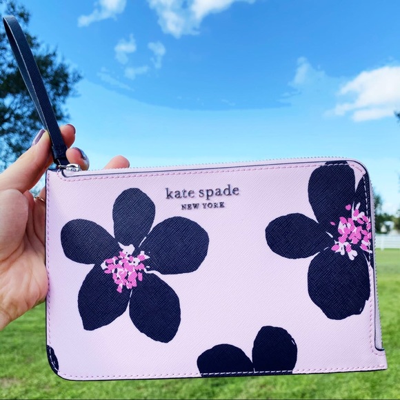 💕NWT Kate Spade Large Wristlet 🌸 - Picture 3 of 6